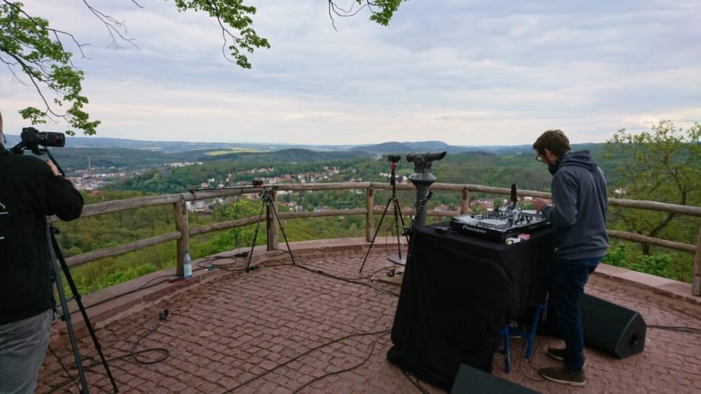 Corona Pandemie zwingt dazu, das Tanzbein zu hause zu schwingen. Kein Problem, wenn die Lieblingsmusik aus dem Smartphone oder Computer zu hören ist, wie im Schorschl, vom Droschkenplatz vor der Wartburg und anderswo.